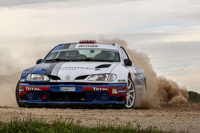 Viel Spaß trotz Ausrutscher: „Maxi-Mohe“ begeistert im Renault Mégane die Fans der Rallye Niedersachsen