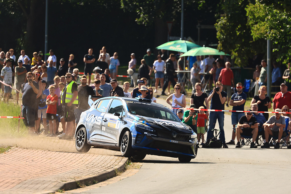 Renault Clio Rally3-Pilot Mohe trumpft bei der Rallye Stemweder Berg gegen starke Konkurrenz als schnellster RC3-Fahrer auf