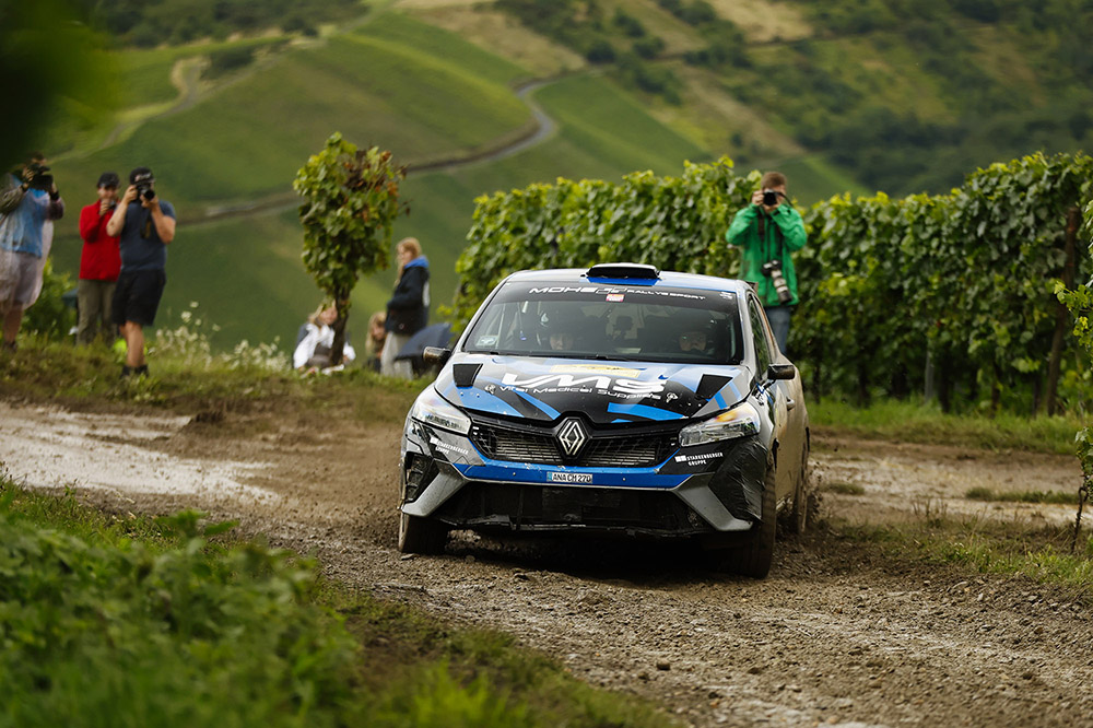 Renault Clio Rally3-Team Carsten Mohe/Andrea Lieber meistern schwierige Rallye Mittelrhein und gewinnen RC3-Klasse deutlich